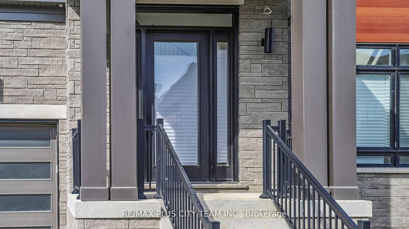 8 Saxby Farm Ave, King, L7B 0T1 | Image 2