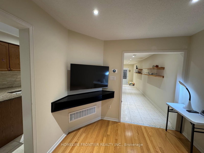 14 Barr Cres, Aurora, L4G 0B8 | Image 2