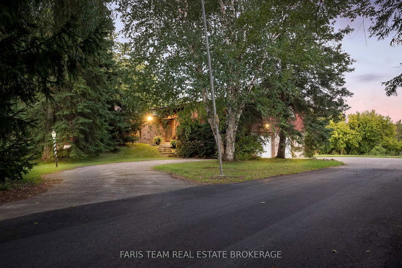 175 South Summit Farm Rd, King, L7B 1J8 | Image 3