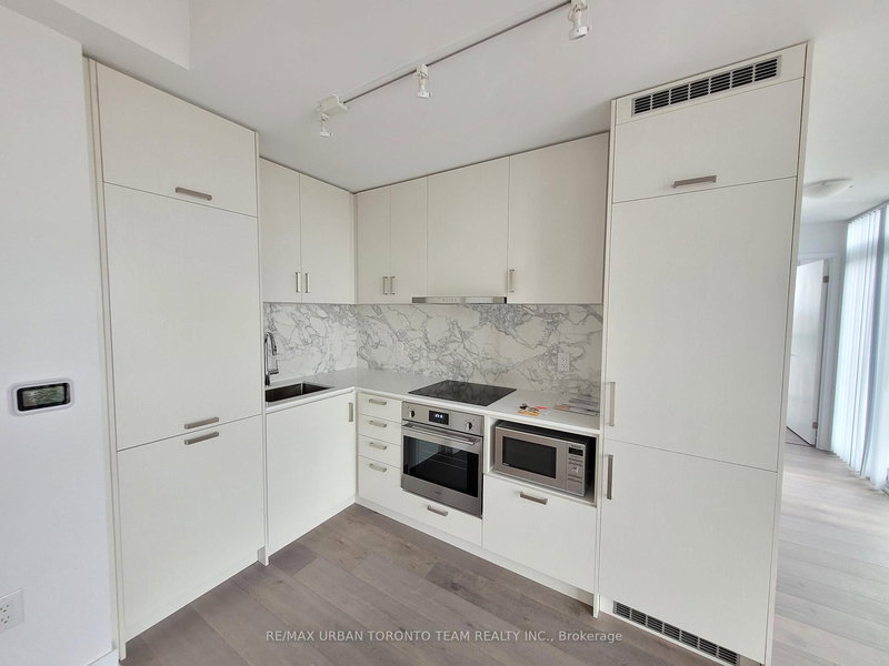 909 - 60 Honeycrisp Cres, Vaughan, L4K 0M7 | Image 2