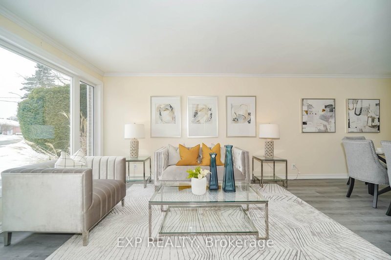 22 Jones Crt, Aurora, L4G 2B8 | Image 2