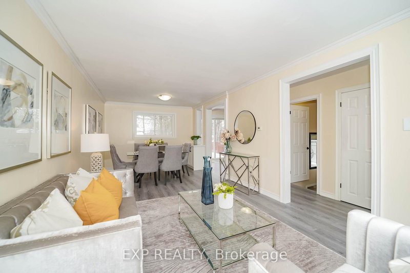 22 Jones Crt, Aurora, L4G 2B8 | Image 3