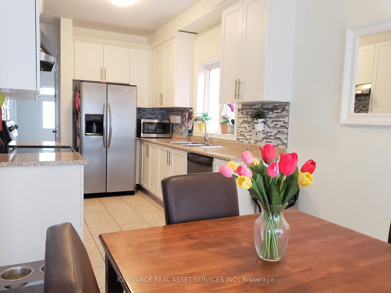 Upper - 43 Crimson Forest Dr, Vaughan, L6A 4C4 | Image 2