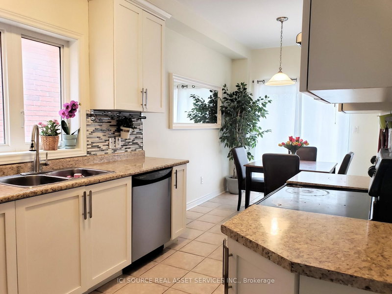 Upper - 43 Crimson Forest Dr, Vaughan, L6A 4C4 | Image 3