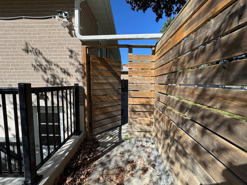 Lower 2 - 145 Harrison Dr, Newmarket, L3Y 4P5 | Image 2