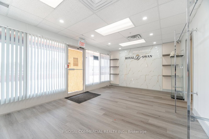 212 - 126 Wellington St W, Aurora, L4G 2N9 | Image 3