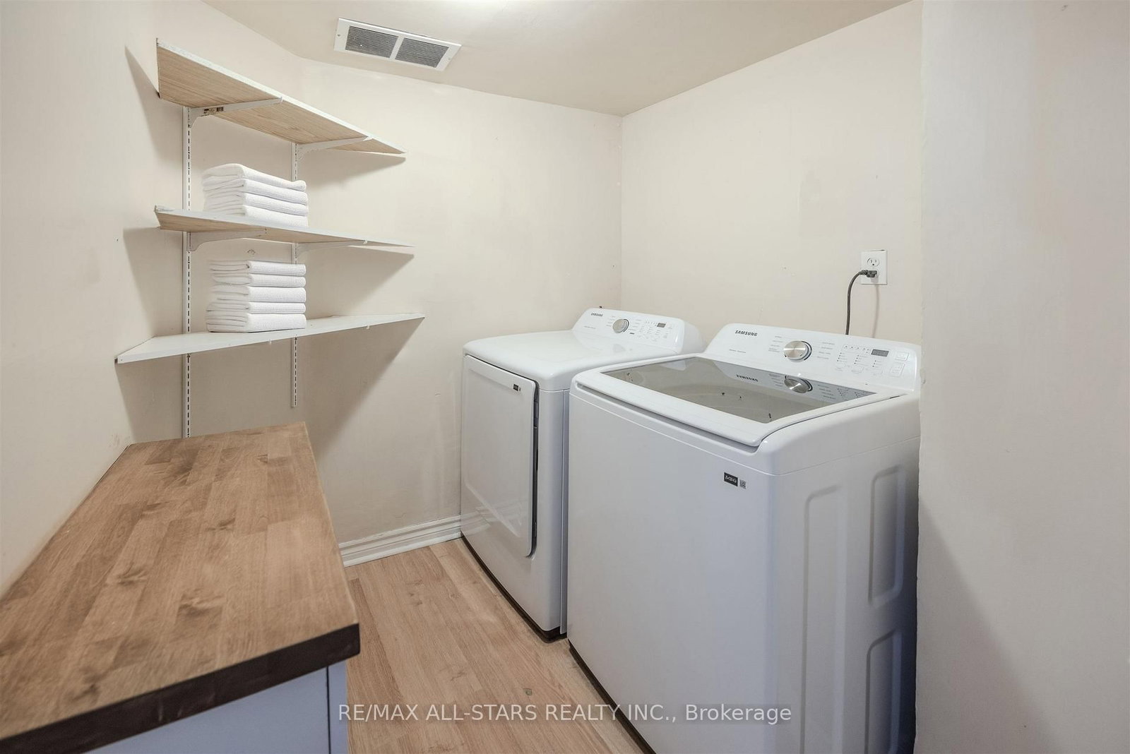 Detached House for sale at 21 Albert Street, Brock, Ontario, L0C 1H0 - Sunderland - MLS: N12691806