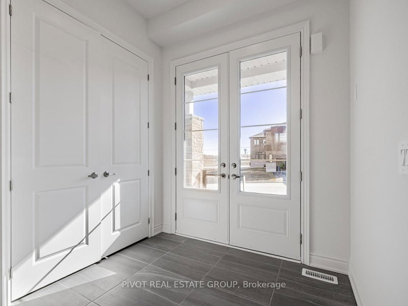 16 Rowe St, Bradford West Gwillimbury, L3Z 4M9 | Image 3