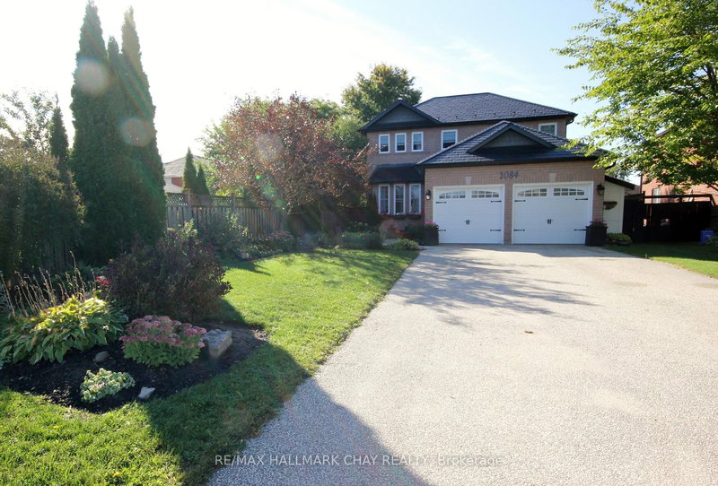 1084 Winnifred Crt, Innisfil, L9S 2B3 | Image 2