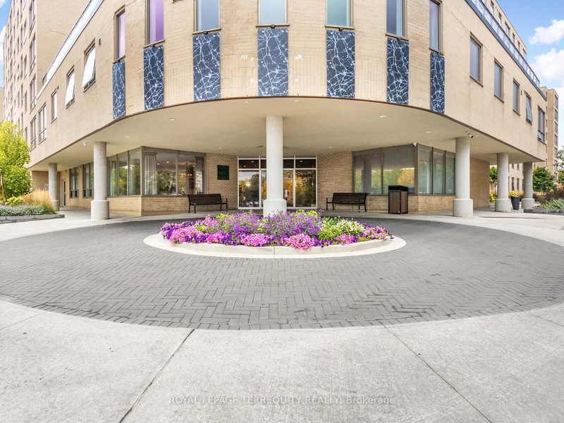 203 - 326 Major Mackenzie Dr E, Richmond Hill, L4C 8T4 | Image 2