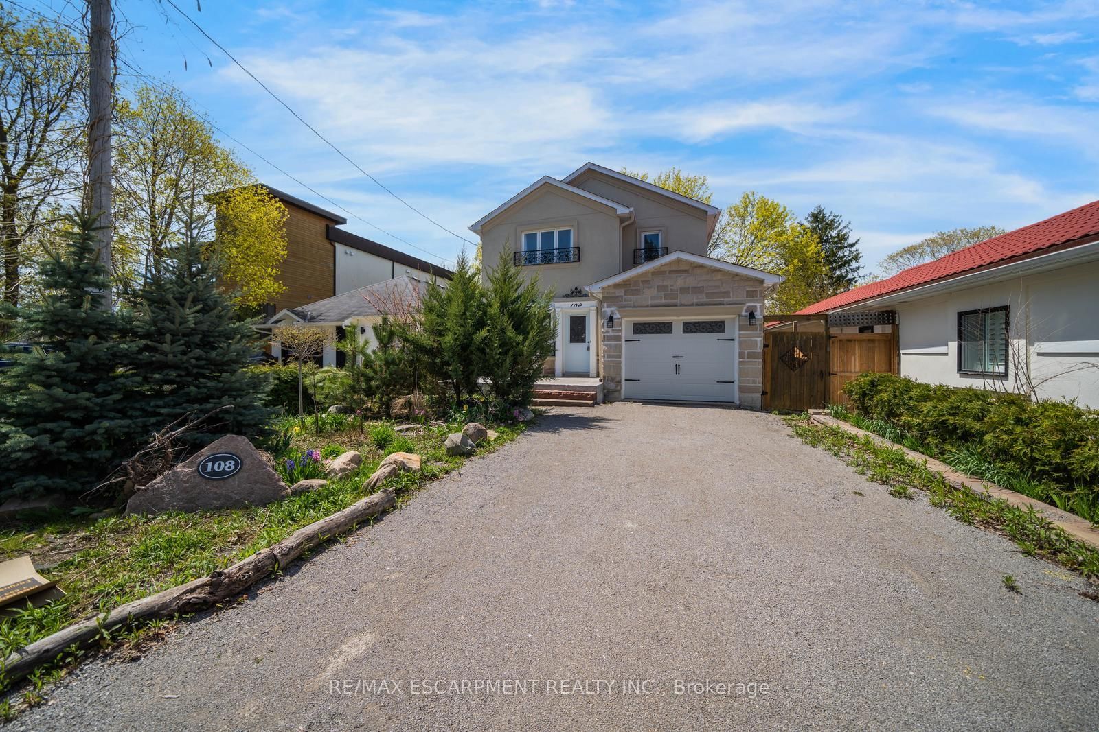 108 Olde Bayview Avenue • Richmond Hill, ON photo 2