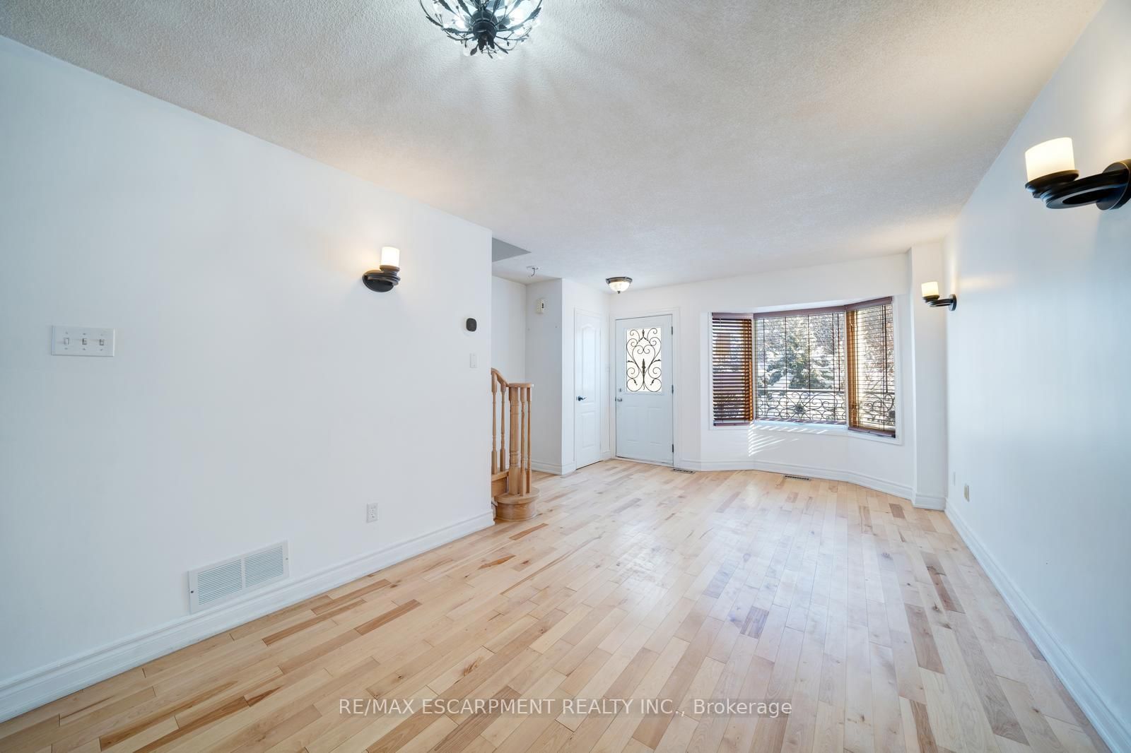 108 Olde Bayview Avenue • Richmond Hill, ON photo 4
