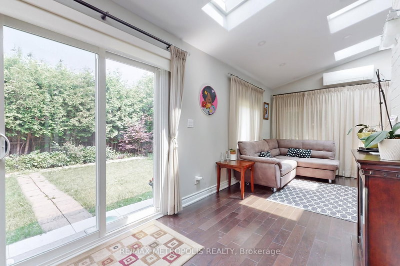 64 Mandel Cres, Richmond Hill, L4C 9Z7 | Image 2