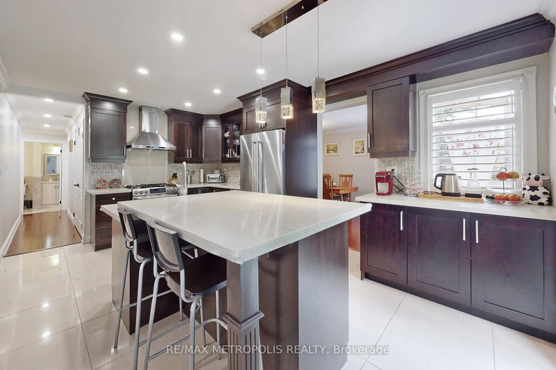 64 Mandel Cres, Richmond Hill, L4C 9Z7 | Image 3