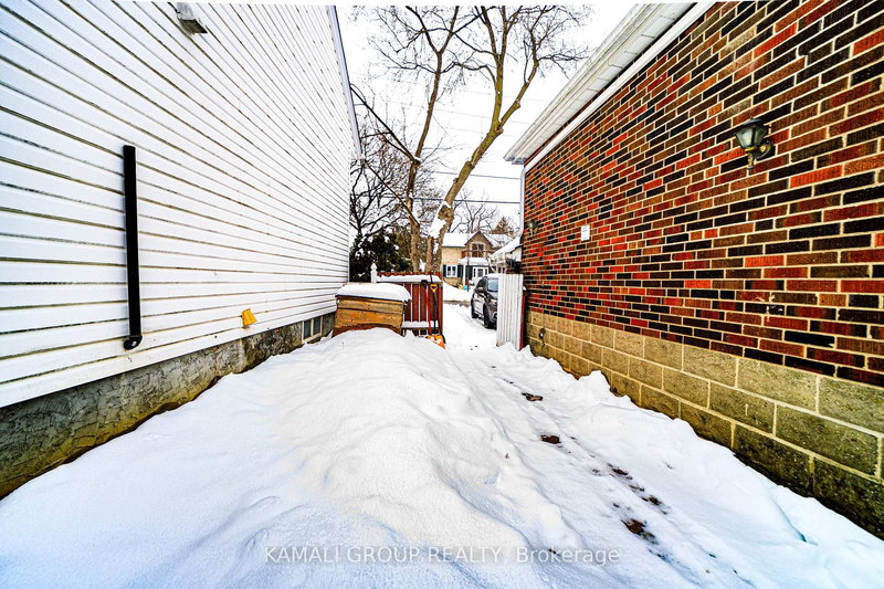 BSMT - 46 Centre St E, Richmond Hill, L4C 1A4 | Image 2