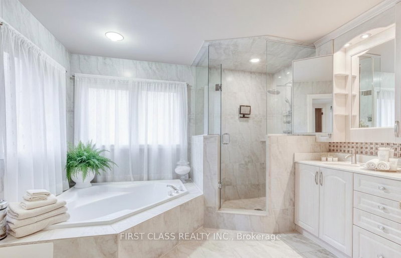 333 Weldrick Rd E, Richmond Hill, L4C 8L6 | Image 3