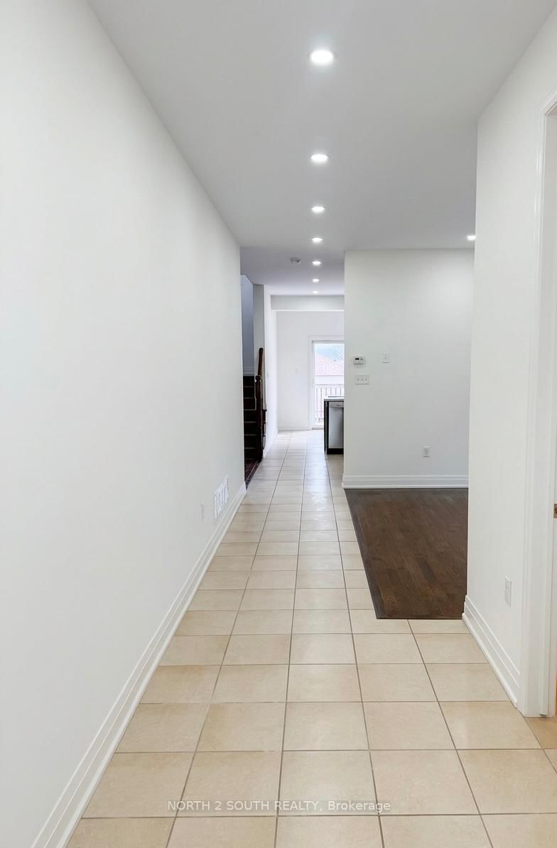 2271 Whitewood Cres, Innisfil, L9S 2B1 | Image 2