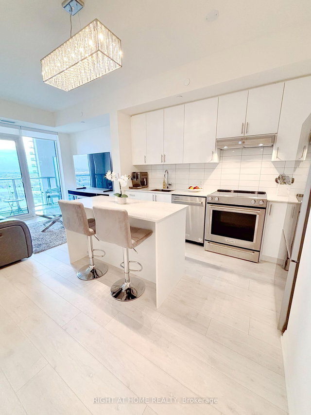 1704 - 9000 Jane Street