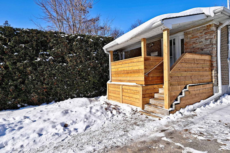 701 Sunnypoint Dr, Newmarket, L3Y 2Z7 | Image 2