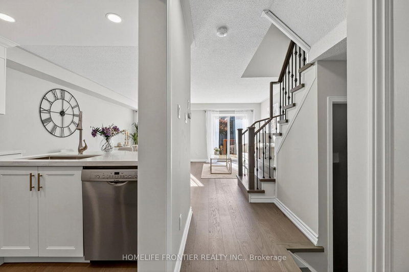 19 Bowler St, Aurora, L4G 7J2 | Image 3