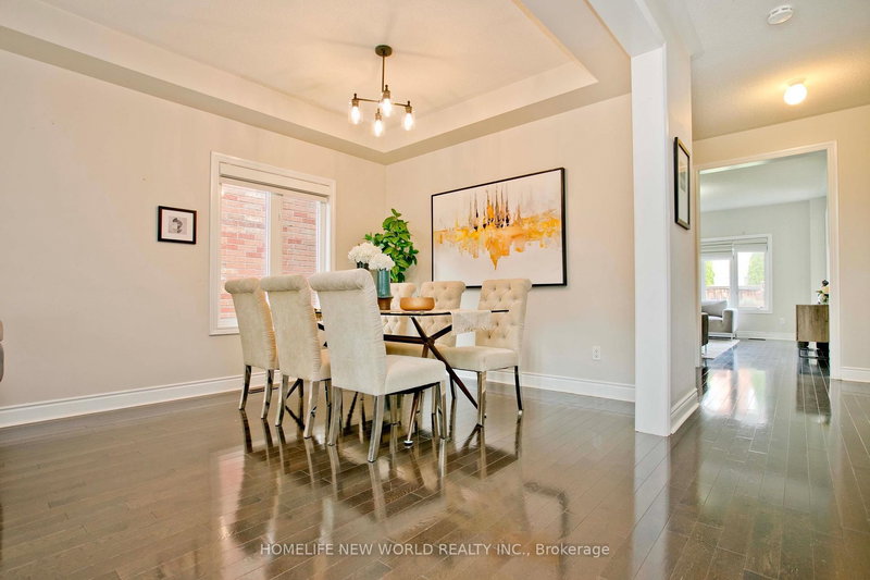 1015 Ralston Cres, Newmarket, L3X 3H8 | Image 2