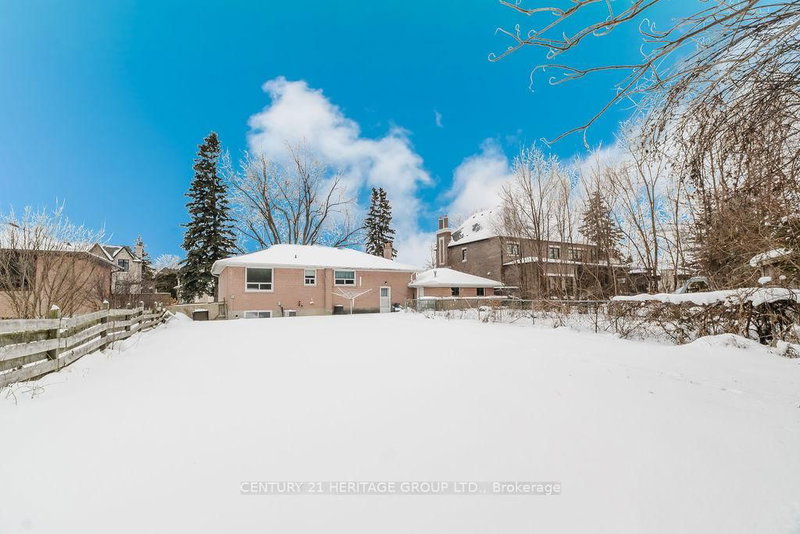 142 Kingslynn Dr, King, L7B 1H1 | Image 2