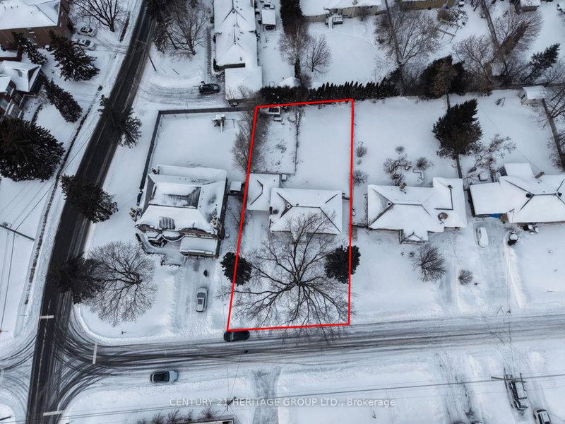 142 Kingslynn Dr, King, L7B 1H1 | Image 3