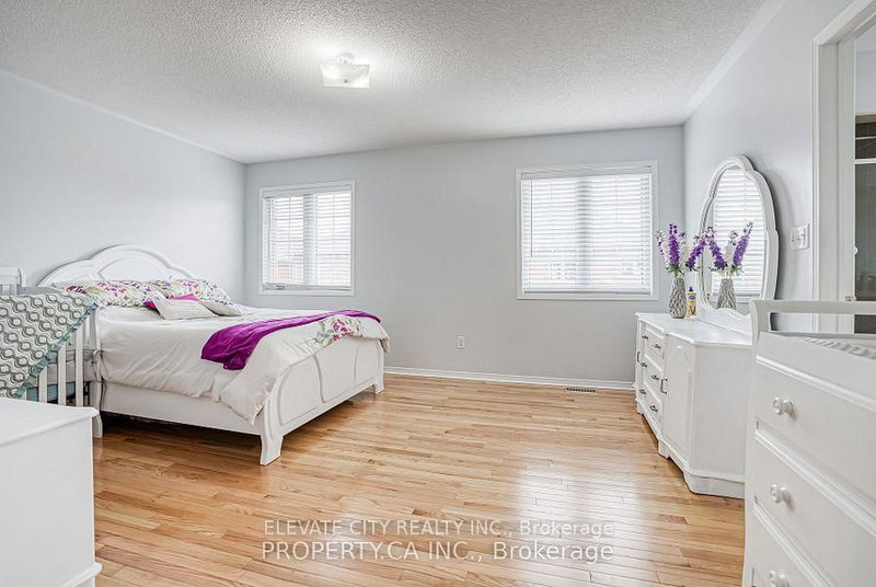 2 Horn St, Whitchurch-Stouffville, L4A 0X9 | Image 2