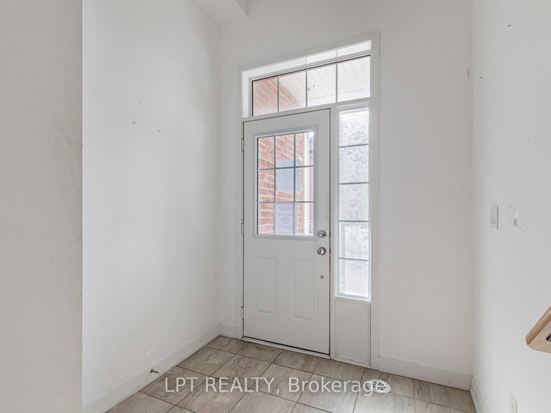 247 Harding Park St, Newmarket, L3Y 0E3 | Image 3