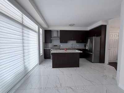 99 Grand Trunk Avenue, Vaughan, Ontario image-0-2