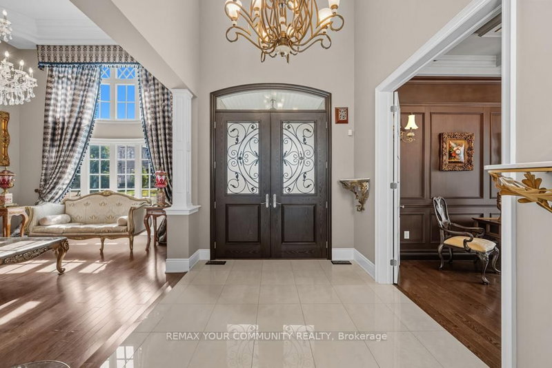 22 Longthorpe Crt, Aurora, L4G 0K4 | Image 2