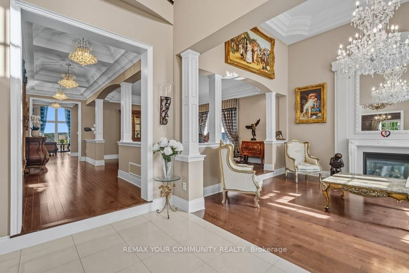 22 Longthorpe Crt, Aurora, L4G 0K4 | Image 3