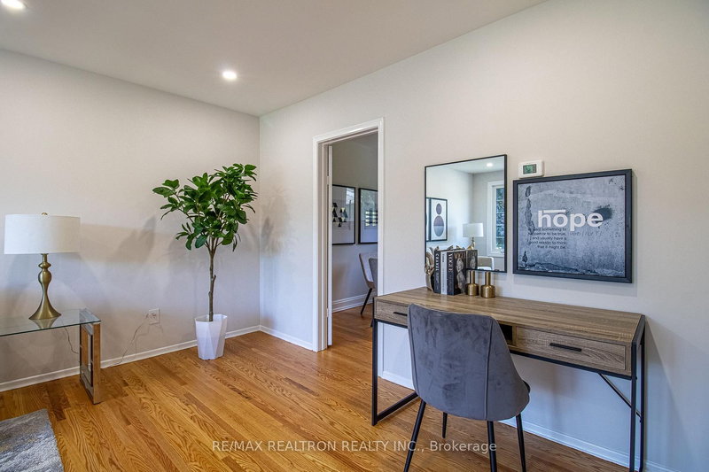 978 Wildwood Dr, Newmarket, L3Y 2B5 | Image 2