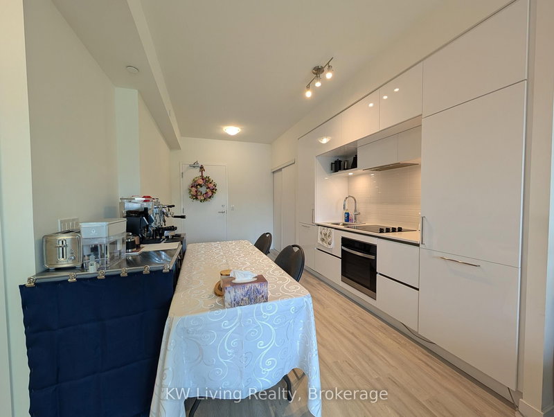 218 - 6 David Eyer Rd, Richmond Hill, L4S 0N5 | Image 2