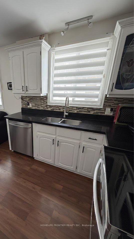 98 The Queensway South Ave S, Georgina, L4P 1Z4 | Image 3