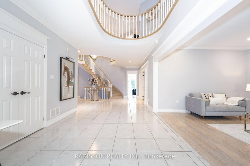 956 Portminster Crt, Newmarket, L3X 1L8 | Image 3