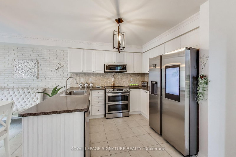 65 Red River Cres, Newmarket, L3X 2X2 | Image 2