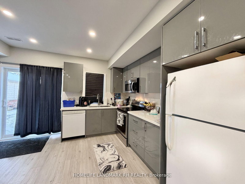 Bsmt - 25 Clara May Ave, East Gwillimbury, L9N 0R4 | Image 3