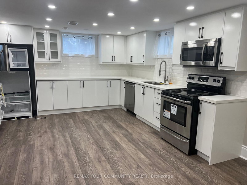 23 Irwin Ave, Aurora, L4G 3G1 | Image 2