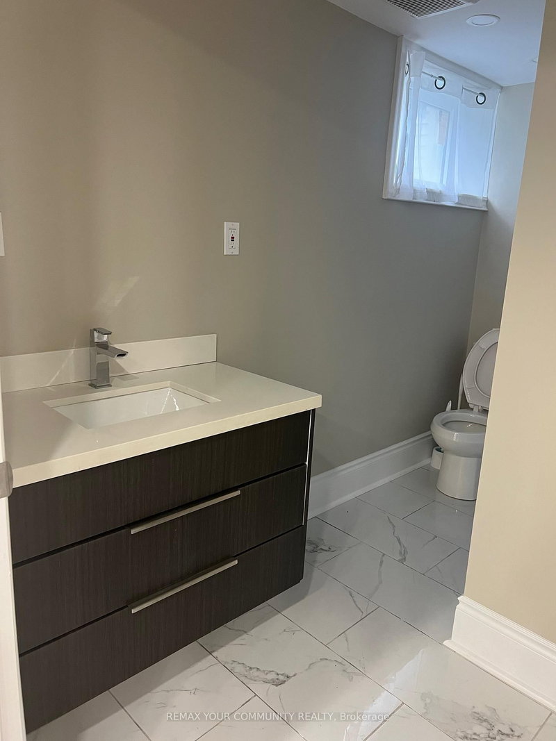 23 Irwin Ave, Aurora, L4G 3G1 | Image 3