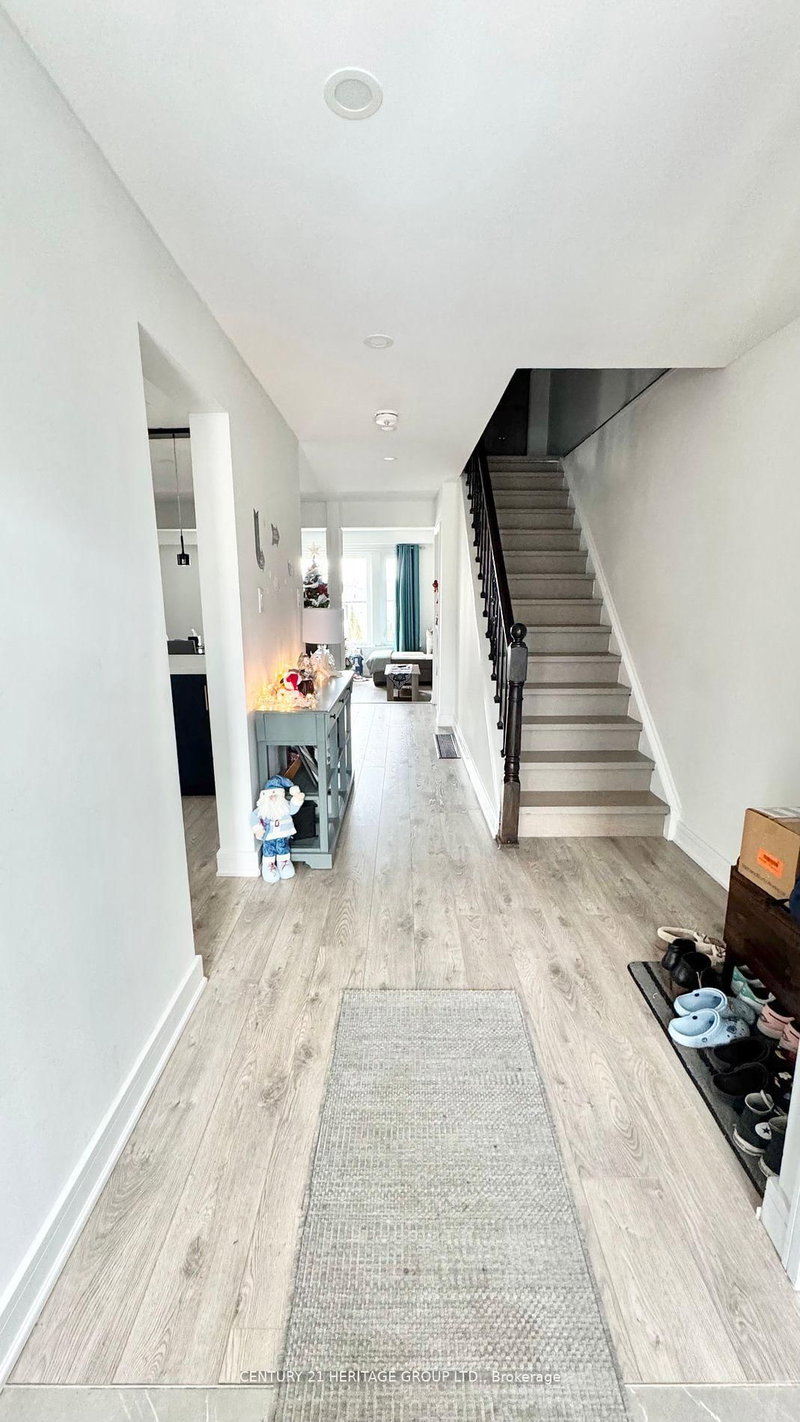 Main&2nd - 735 Pam Cres, Newmarket, L3Y 5B7 | Image 2