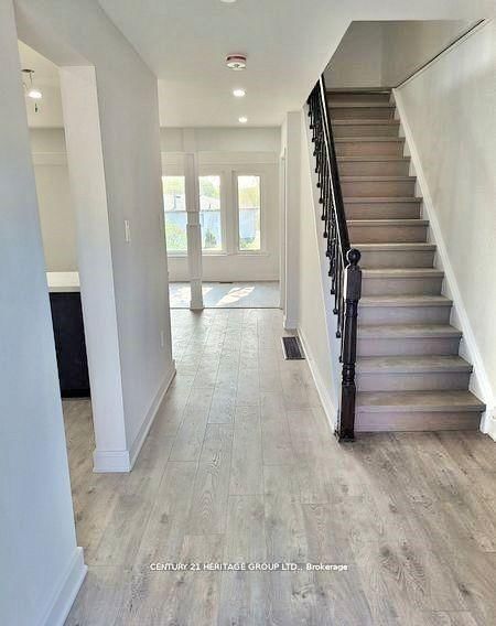 Main&2nd - 735 Pam Cres, Newmarket, L3Y 5B7 | Image 3