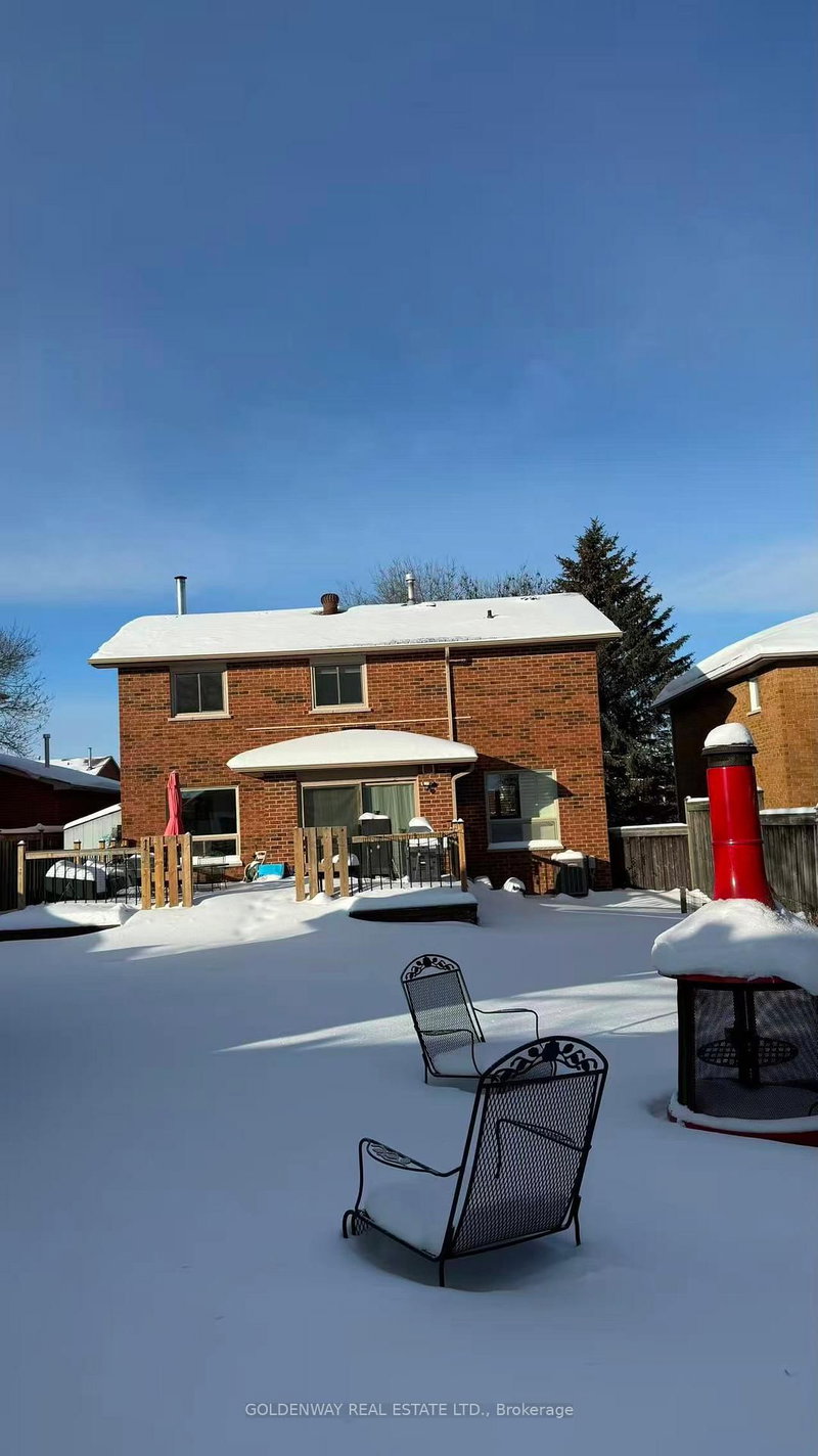 Room1 - 72 Attridge Dr, Aurora, L4G 6J4 | Image 2