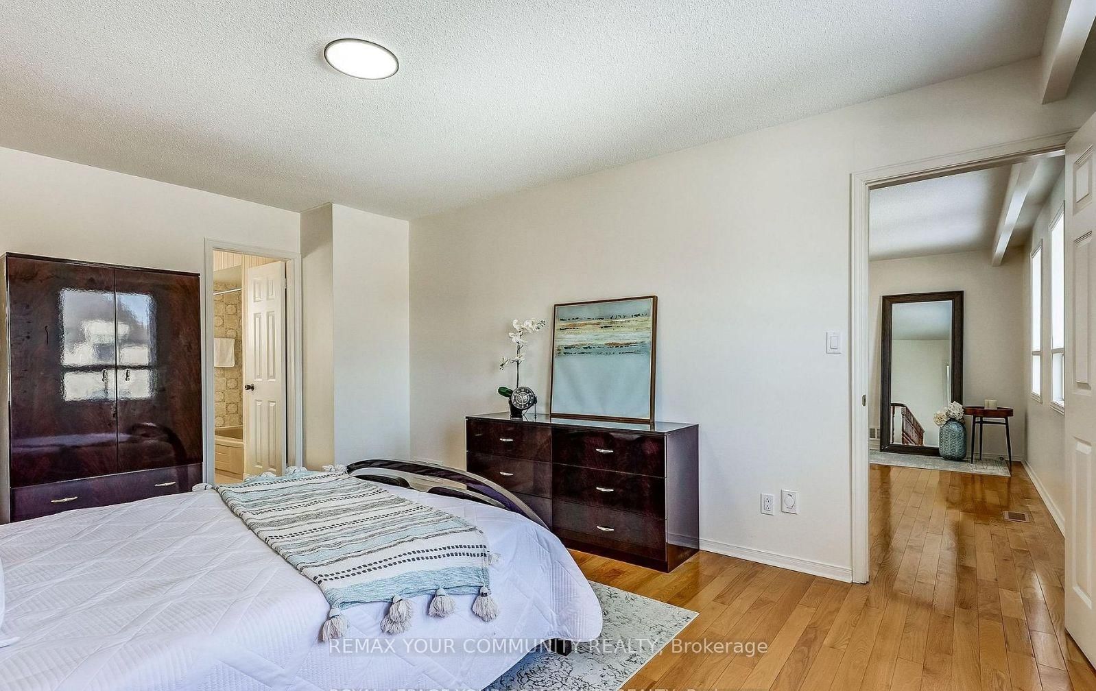 Detached House for sale at 37 Mackay Drive, Richmond Hill, Ontario, L4C 6N9 - South Richvale - MLS: N12750320