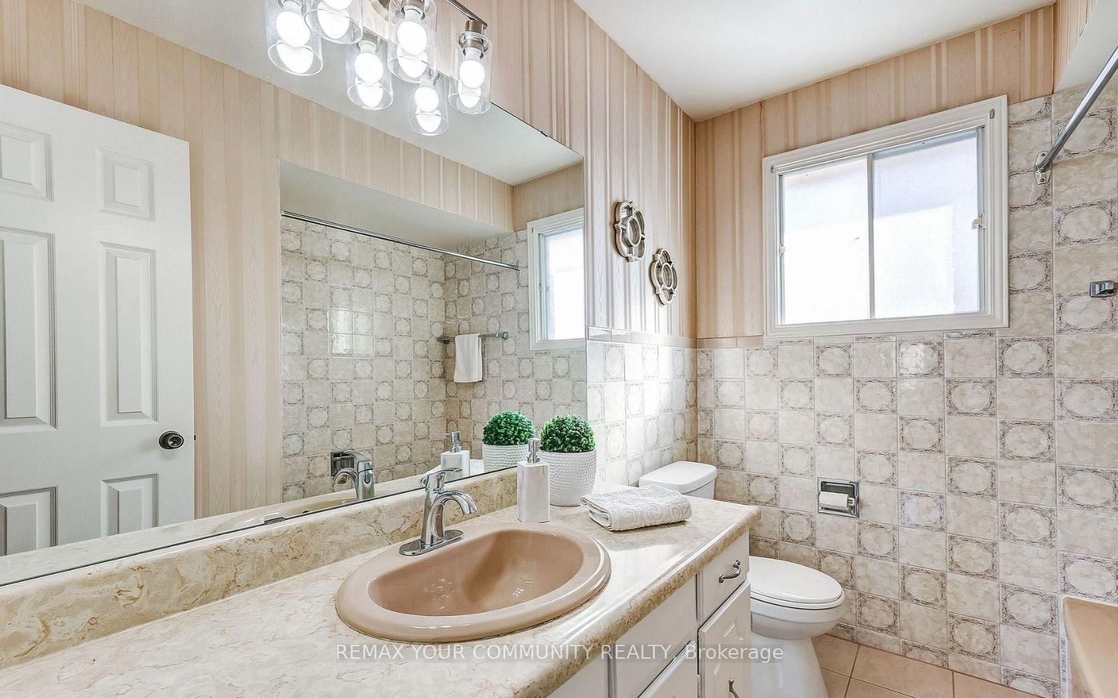 Detached House for sale at 37 Mackay Drive, Richmond Hill, Ontario, L4C 6N9 - South Richvale - MLS: N12750320