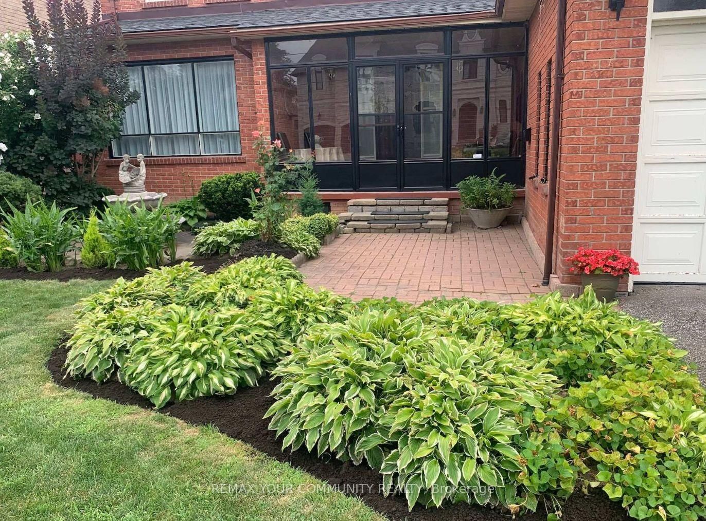 Detached House for sale at 37 Mackay Drive, Richmond Hill, Ontario, L4C 6N9 - South Richvale - MLS: N12750320