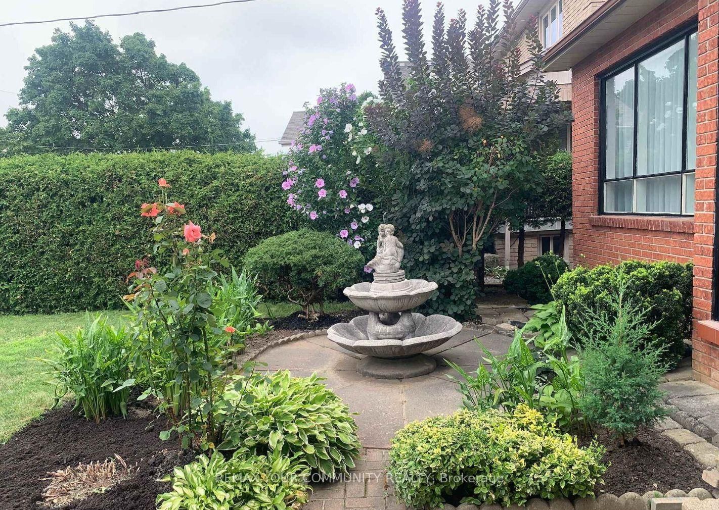 Detached House for sale at 37 Mackay Drive, Richmond Hill, Ontario, L4C 6N9 - South Richvale - MLS: N12750320