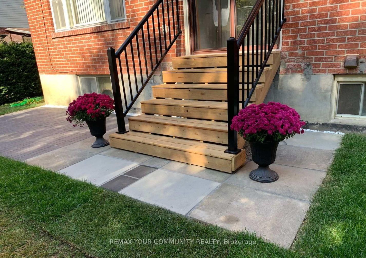 Detached House for sale at 37 Mackay Drive, Richmond Hill, Ontario, L4C 6N9 - South Richvale - MLS: N12750320