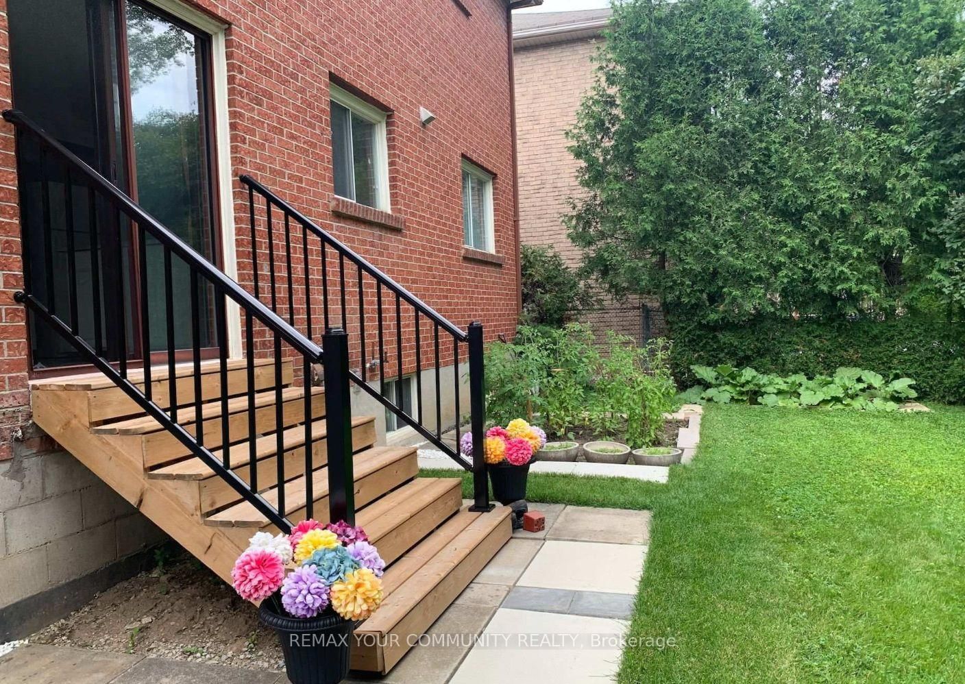 Detached House for sale at 37 Mackay Drive, Richmond Hill, Ontario, L4C 6N9 - South Richvale - MLS: N12750320