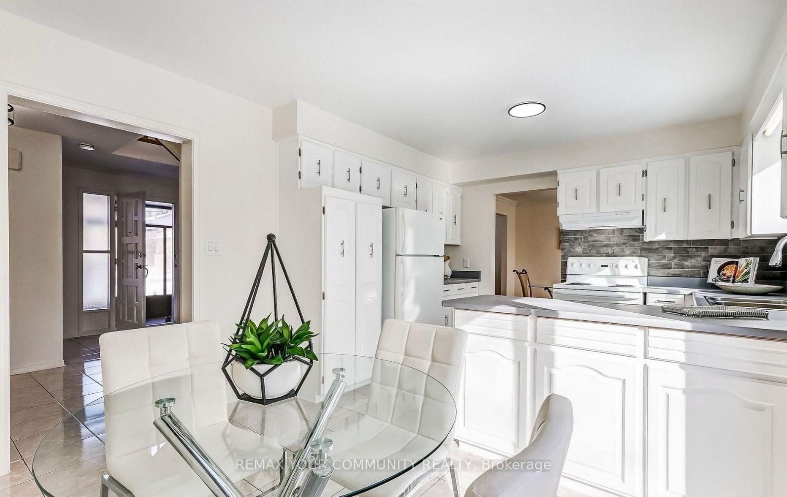 Detached House for sale at 37 Mackay Drive, Richmond Hill, Ontario, L4C 6N9 - South Richvale - MLS: N12750320